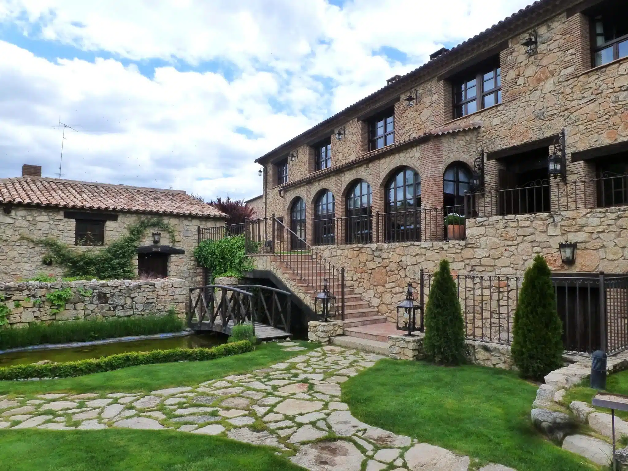 Hotel rural Los Anades, gimnasio, habitaciones, spa, jacuzzi, baño turco, sauna, chimenea, parque natural del alto Tajo, Abánades, Guadalajara, Barranco del Río Dulce, Pueblos Medievales de Sigüenza, Atienza, Medinaceli, Ruta de los Castillos, suites, loft rurales, Casas Rurales El Panadero, Las Sordas, Los Parretas, biblioteca, gimnasio, Ribera del Duero, turismo, descanso, escapada, escapada romántica, maridaje gourmet y más, maridaje, maridaje gourmet