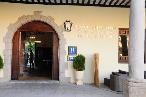 Hotel Sheraton en Santa Maria El Paular, valle del Lozoya, sierra de Guadarrama, Rascafría, Madrid, vida litúrgica, trabajo manual e intelectual, patio del Ave María, habitaciones, chef Antonio Gistau, gastronomía, Restaurante DOM LOPE, carta de temporada, croquetas de boletus, huevos de corral estrellados, morcilla, ensaladas de ventresca de bonito, canónigos con queso de cabra, chuletón de buey a la piedra, chuletillas de lechal, Mesón Trastamara, horno tradicional de leña, suites, escapada rural, escapadas, turismo, viajes, maridaje, maridaje gourmet y más, maridaje gourmet