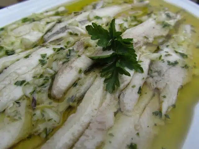Boquerones en vinagre, receta tradicional, casera, vino blanco, vinagre, perejil, anisakis, congelador, agua fria, ajo, bocadillo de boquerones, comer, pescado, dieta mediterránea