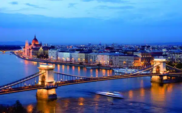 Balneario Budapest, Patrimonio de la Humanidad, manantiales geotérmicos, la segunda sinagoga más gran del mundo, tercer edificio del Parlamento más grande del mundo, ciudad histórica, río Danubio, Mar Negro, Buda, Pest, Lánchíd, Puente de las Cadenas, Margit, Isla de Margarita, hotel balneario Danubius Grand Hotel Margitsziget, descanso, relax, viajes, turismo, escapada, Puente de Francisco José, puente Erzsébet, gastronomía, goulash, pörkölt cocido, hígado de oca frito o a la parrilla, túros csúsza, baños Gellért, baños Széchenyi considerados el mayor complejo termal de Europa, paprika, salami húngaro, foie, Bastión de los Pescadores, el Castillo de Buda, La Plaza de los Heroes, revista maridajes y más, maridaje gourmet y más, maridaje, maridaje gourmet