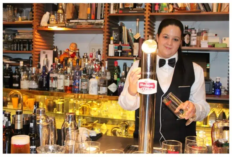 Beatriz Bravo, camarera de año, Xoan Cannas, Mariano Castellanos, Miguel Ángel Pérez, Juan Carlos Gómez Sierra, César Cánovas, Jose Mª Gotarda, Nuria Martinez, Matías García Danés, Jose Manuel González, Beatriz Bardina, primera edición de Concurso Camarero del Año, Concurso Cocinero del Año, Salón Restaurama, Alimentaria Experience, Alimentaria Barcelona, exámenes teóricos, catas a ciegas, tiraje de cervezas, elaboraciones de steak tartar, de gin tonic, montaje de mesas, comunicación, Mahou San Miguel, Solán de Cabras, Makro, Carnes de Irlanda ,Duni, Nordés, Navidul, Gastroactitud, FEHR, Federación Española de Hostelería, Club de chefs de Catalunya, Gastroradio, Eltenedor.es, Linkers, maridaje, maridaje gourmet, maridaje gourmet y más